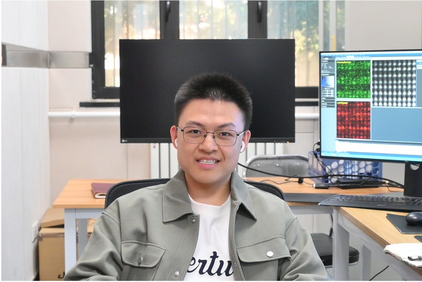 Zehao Dong in an electron microscopy laboratory